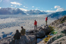 Wanderer genießen die Sonne oberhalb vom Grey Gletscher.