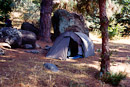 mein Zelt vor großen Steinen